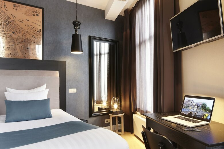 Hotel No. 377 House