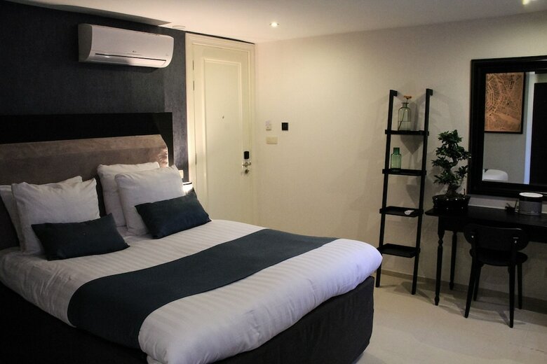 Hotel No. 377 House