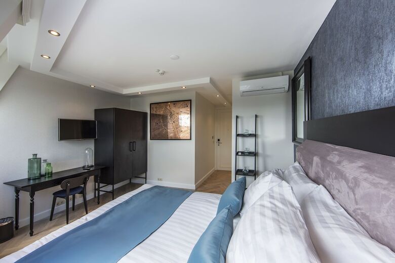 Hotel No. 377 House