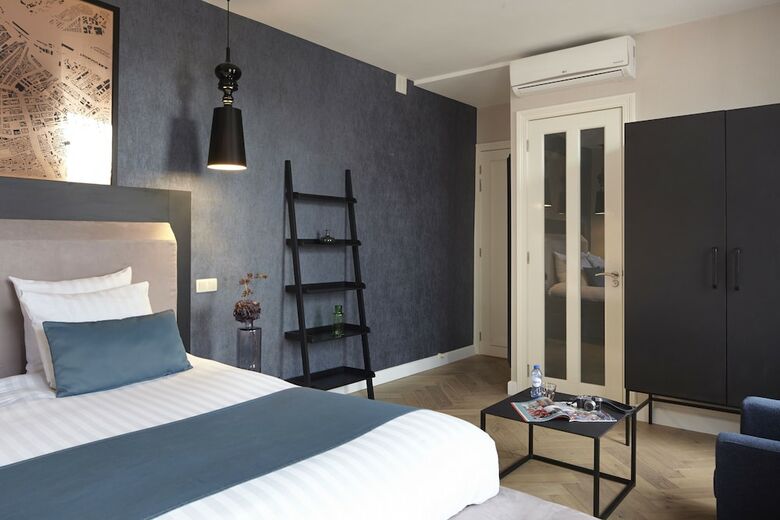 Hotel No. 377 House