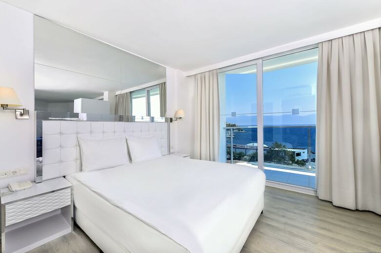 Le Bleu Hotel & Resort