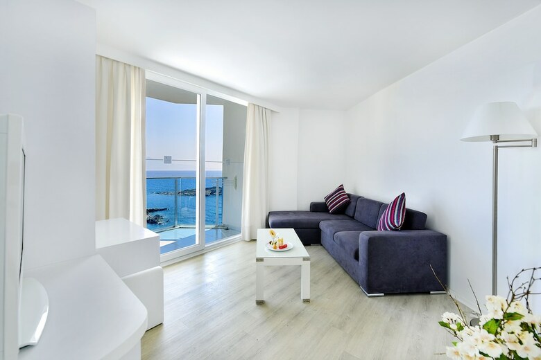 Le Bleu Hotel & Resort