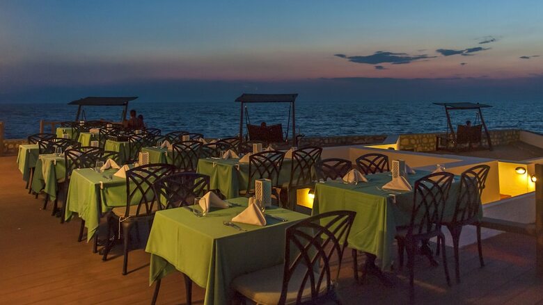 Le Bleu Hotel & Resort