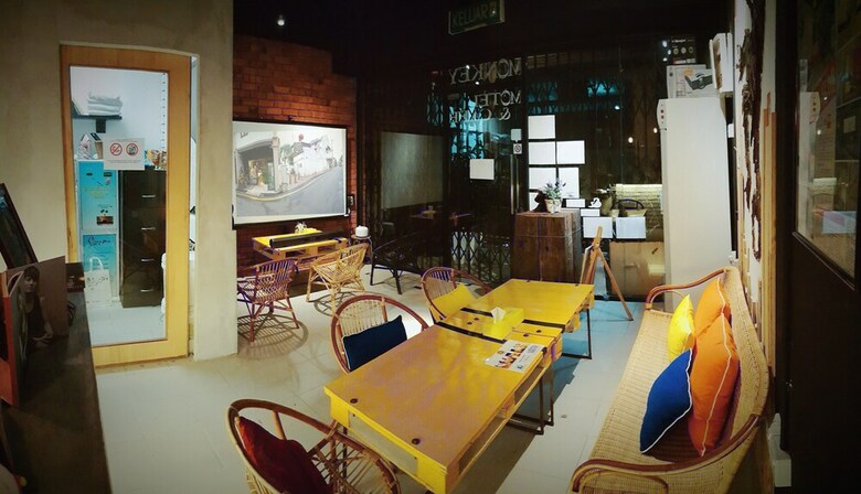 Hotel Monkey Motel & Cafe