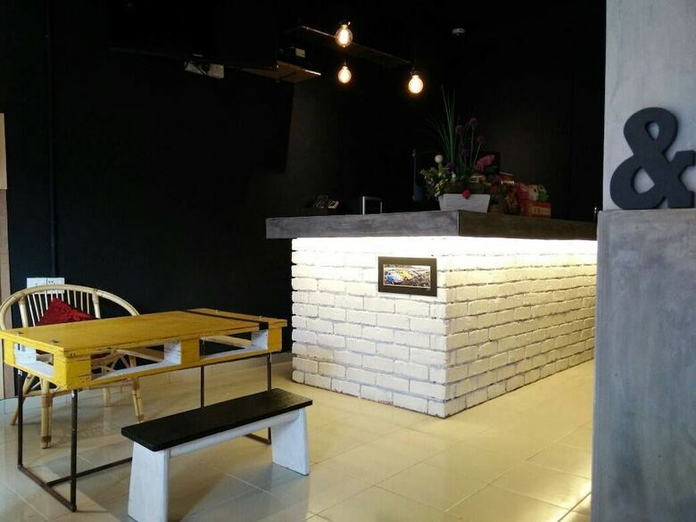 Hotel Monkey Motel & Cafe