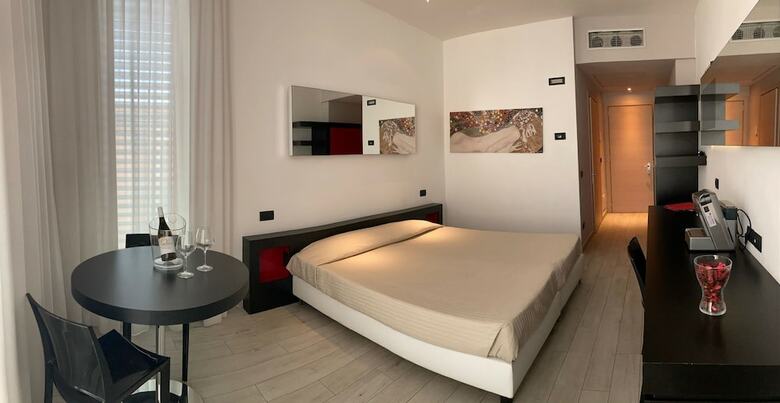 Blue Shades Aparthotel