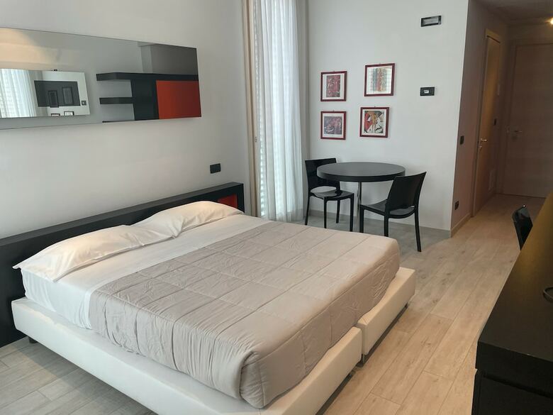 Blue Shades Aparthotel