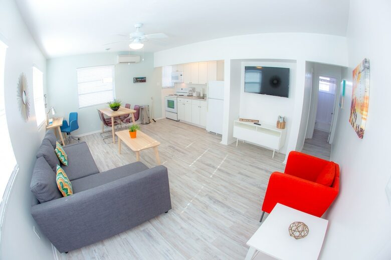 Motel St Pete Beach Suites