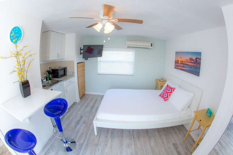 Motel St Pete Beach Suites