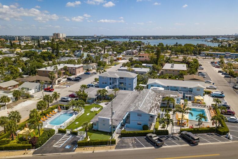 Motel St Pete Beach Suites