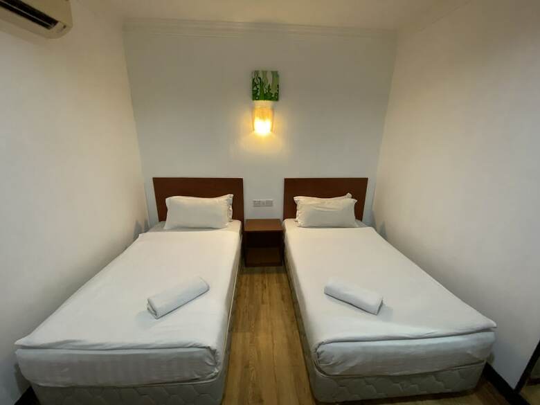 Oyo 89847 Switz Paradise Hotel