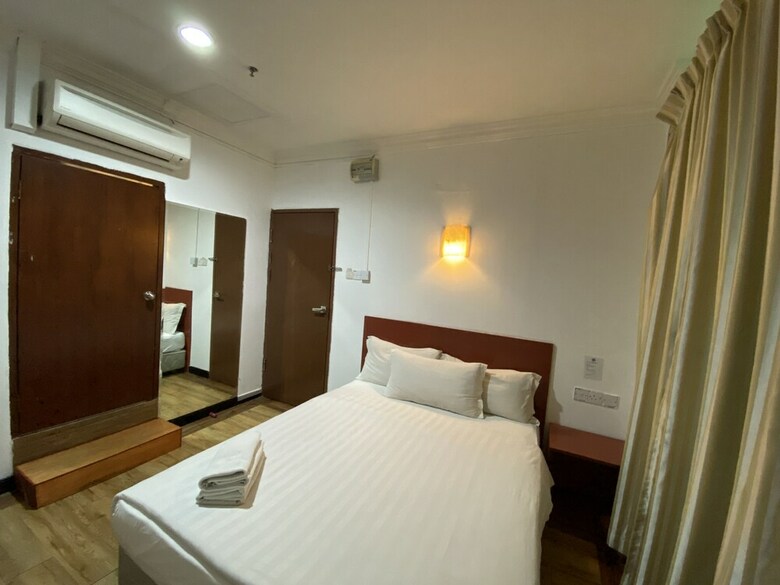 Oyo 89847 Switz Paradise Hotel
