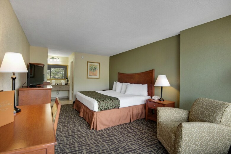 Hotel Ocean Breeze By The Sea