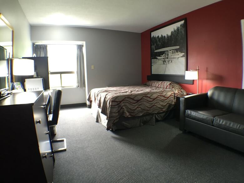 Hotel Super 8 By Wyndham Mt Hope Hamilton Intl Arpt On