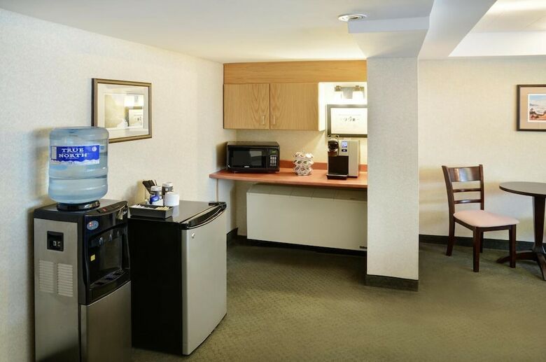 Hotel Greenwood Inn & Suites