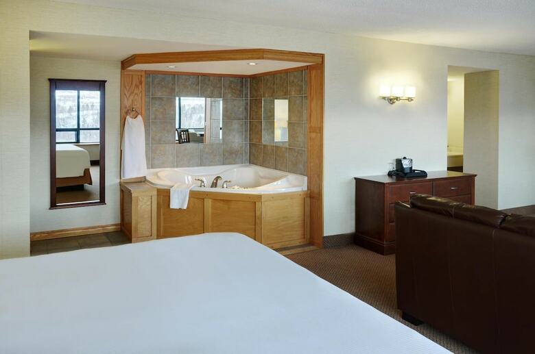 Hotel Greenwood Inn & Suites