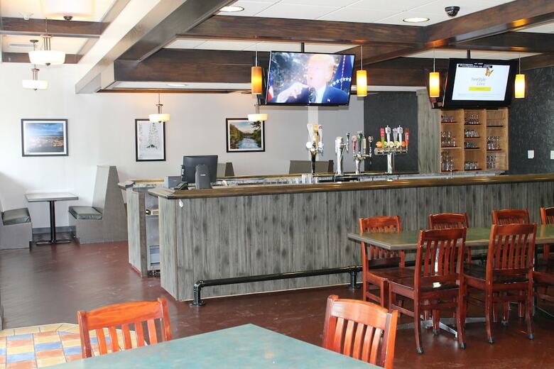 Hotel Greenwood Inn & Suites