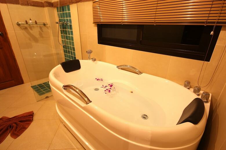 Thai Thani Pool Villa Resort