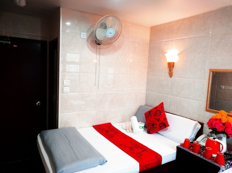 Hostal Day And Night Hotel - Hostel