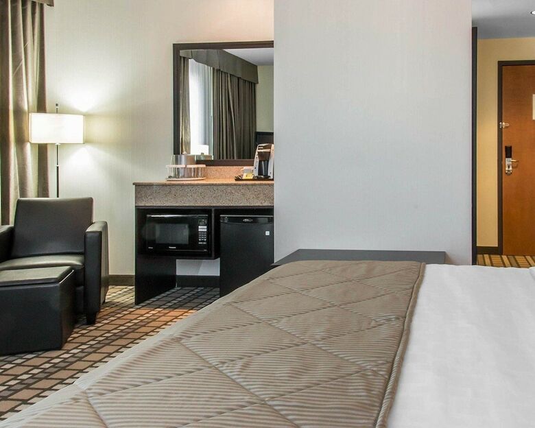 Clarion Hotel & Suites