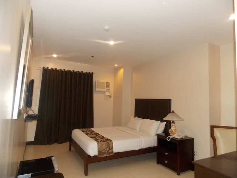 Main Hotel & Suites