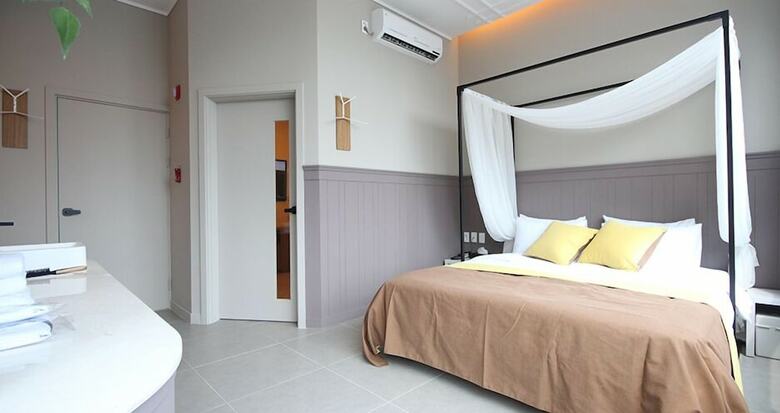 Club Hotel