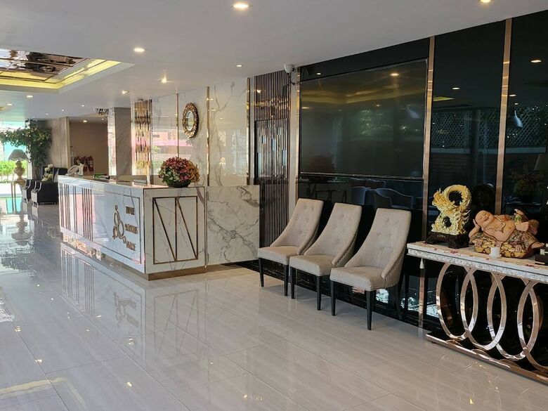 Hotel Three Seasons Place