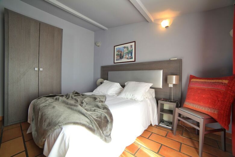 Hotel Authentic By Balladins Le Mas Des Ecureuils