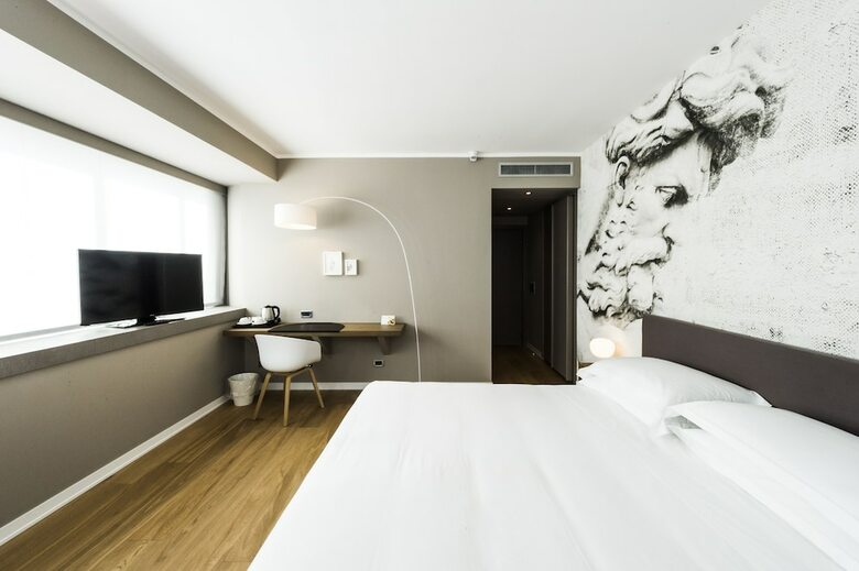Fh Crystal Hotel
