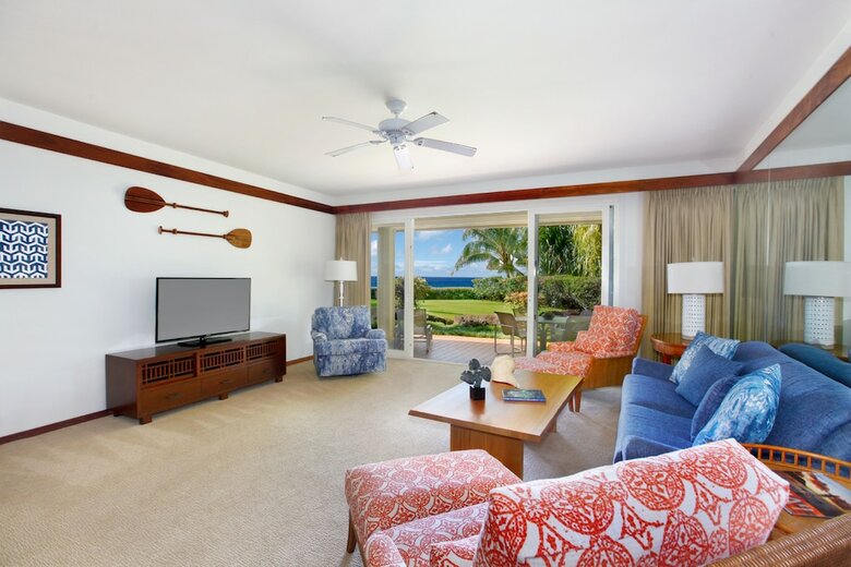 Whalers Cove Oceanfront Resort