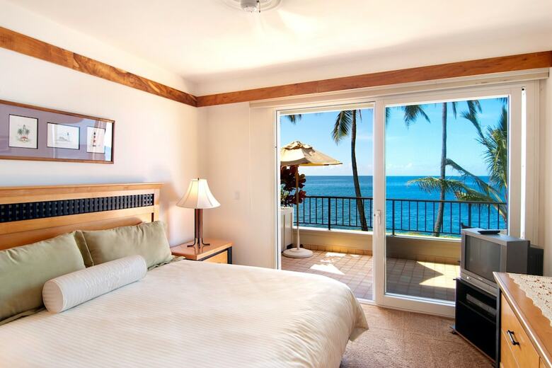Whalers Cove Oceanfront Resort