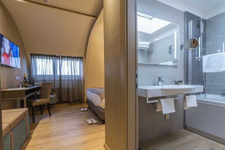 Smart Hotel Holiday