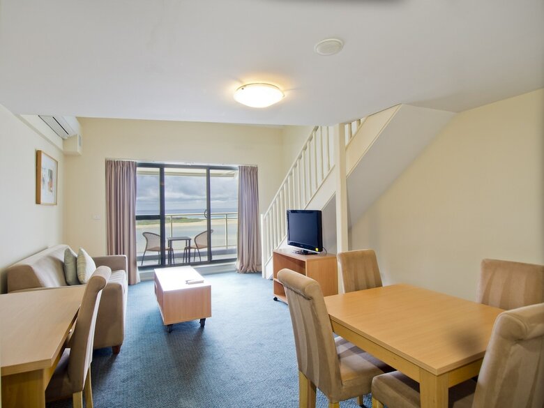 Aparthotel Oaks The Entrance Waterfront Suites