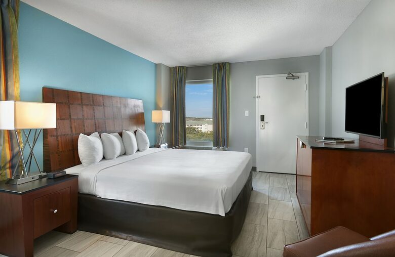 Hotel Crown Reef Beach Resort And Waterpark