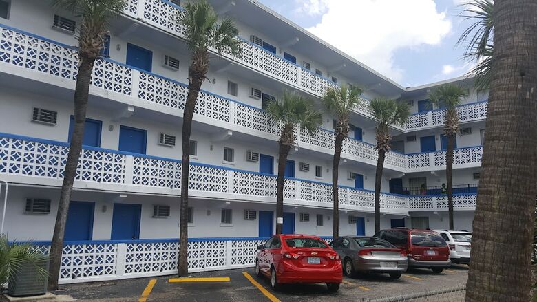 Hotel Polynesian Beach & Golf Resort