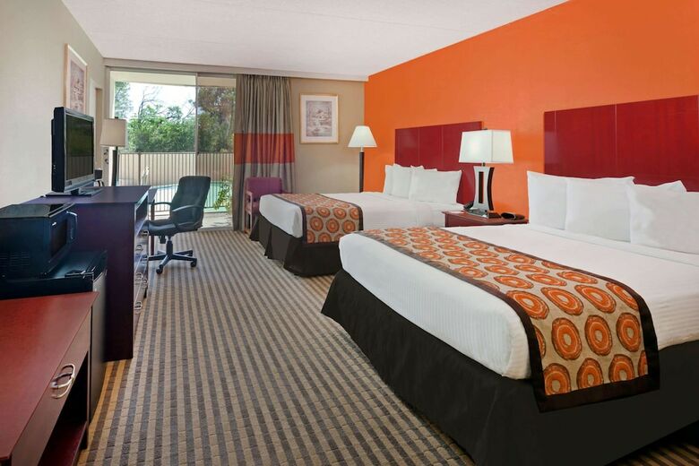 Hotel Howard Johnson By Wyndham Arlington Ballpark / Six Flags