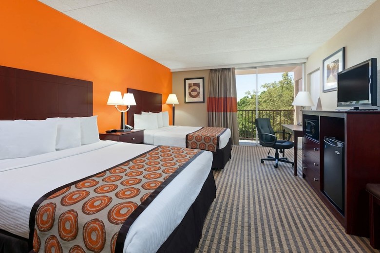 Hotel Howard Johnson By Wyndham Arlington Ballpark / Six Flags