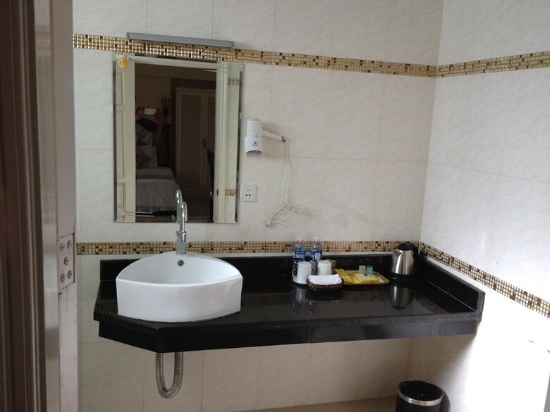 Classic Hoang Long Hotel