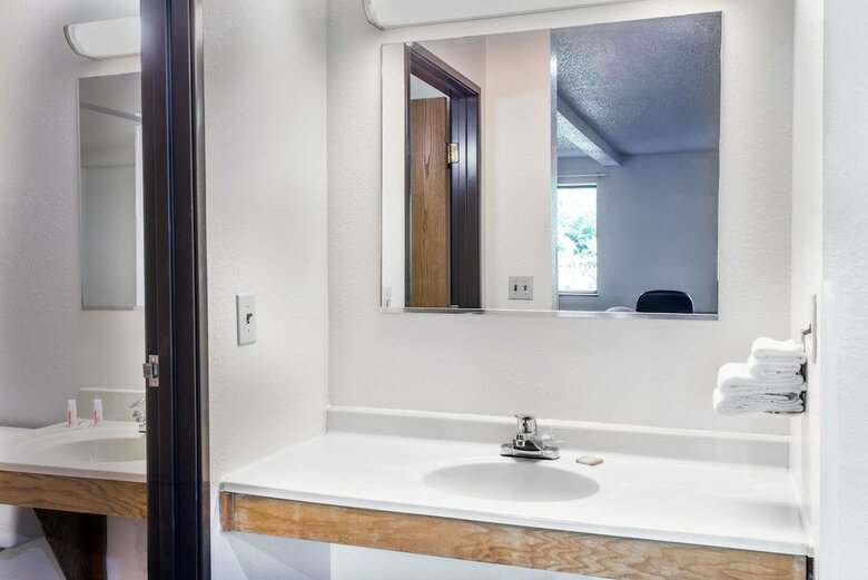 Hotel Super 8 By Wyndham Delmont