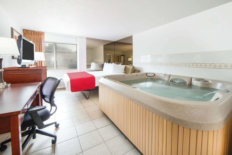 Hotel Ramada By Wyndham Enid