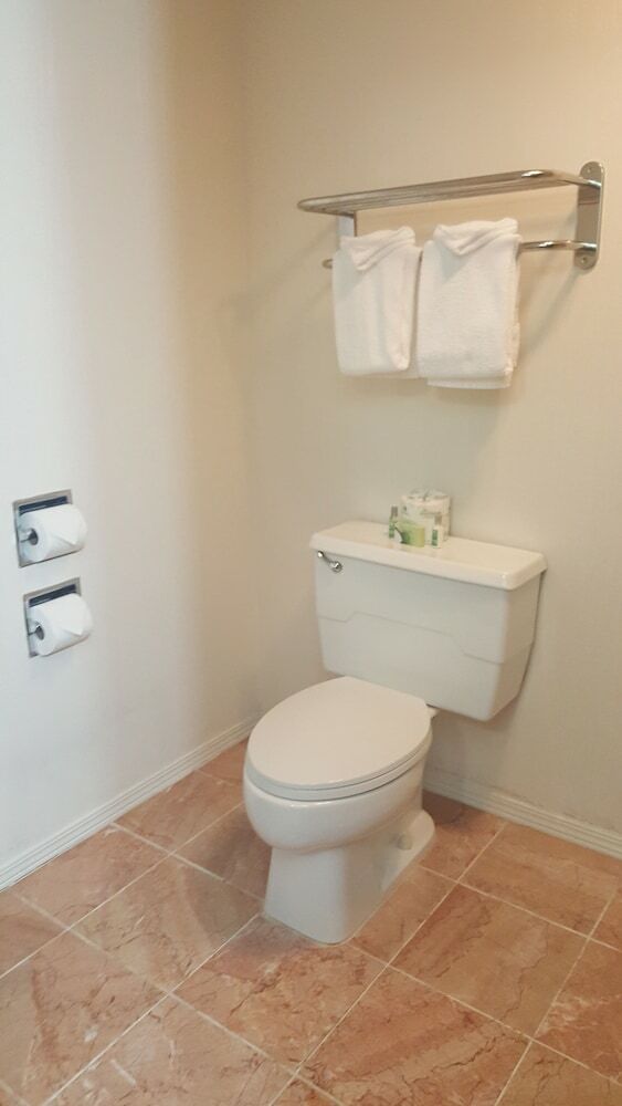 Hotel Oyster Bay Inn & Suites