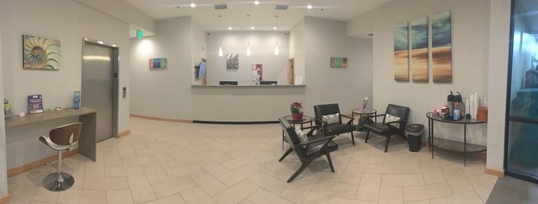 Hotel Oyster Bay Inn & Suites