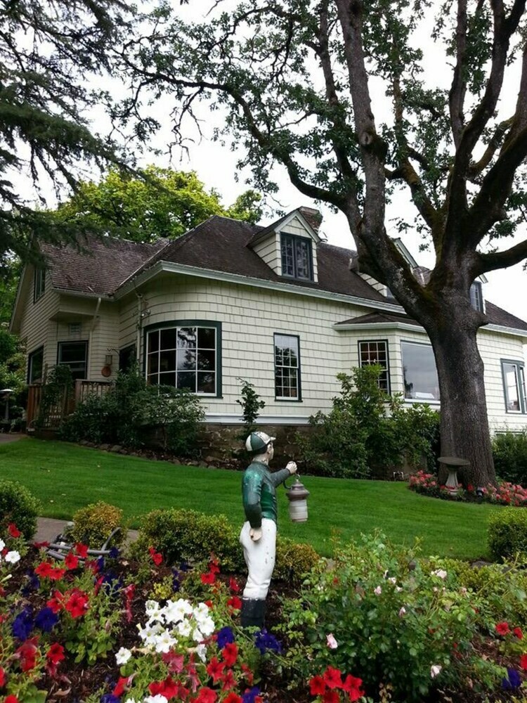 Bed & Breakfast Campbell House Inn