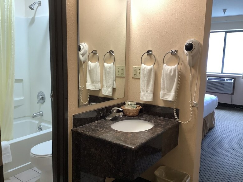 Hotel Luxury Inn And Suites