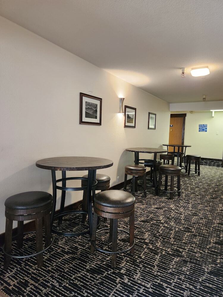 Hotel Luxury Inn And Suites