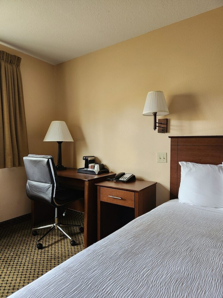 Hotel Luxury Inn And Suites