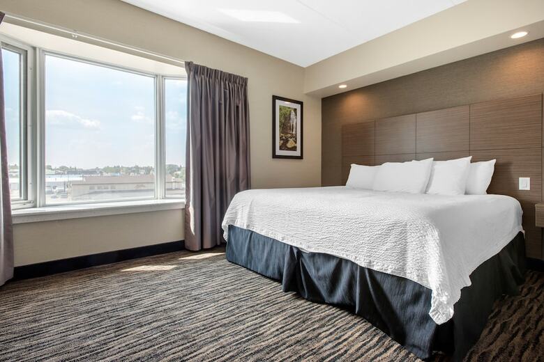 Clarion Hotel & Suites
