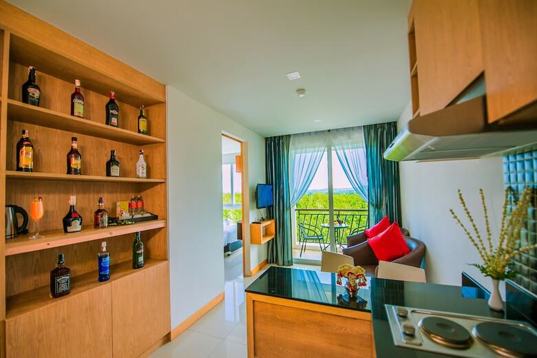 Aparthotel Grand Nai Harn Suites