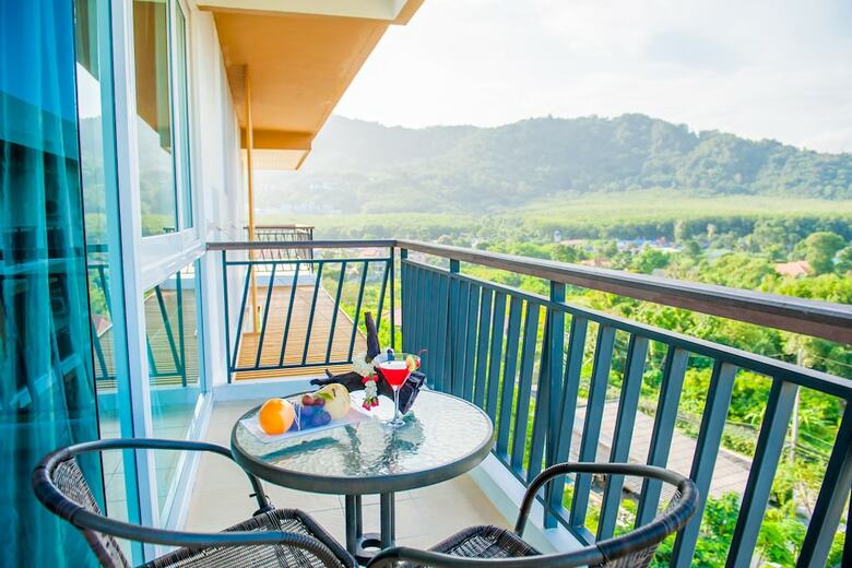 Aparthotel Grand Nai Harn Suites