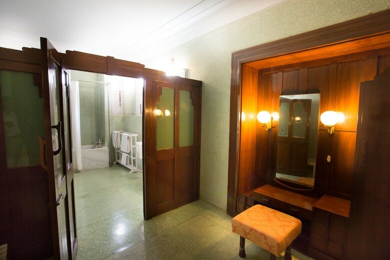 Shikarbadi Hotel